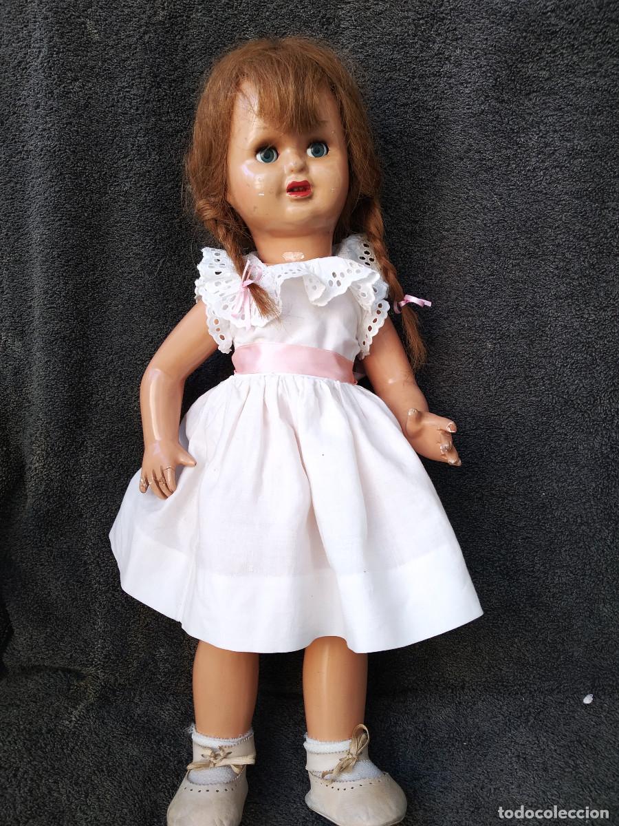 Mu&ntilde;eca espa&ntilde;ola clasica: maricris de florido vestido blanco