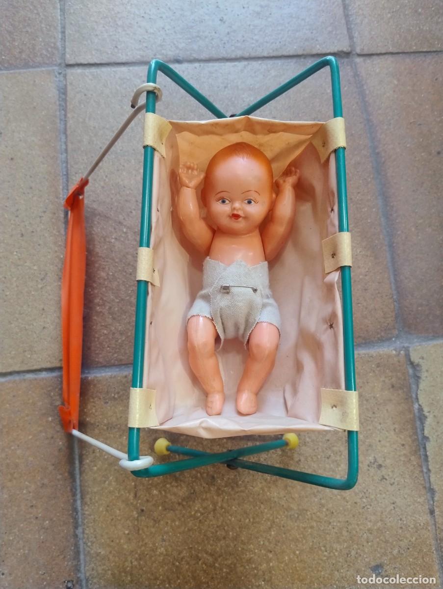 Mu&ntilde;eca espa&ntilde;ola clasica: BEBE ( unos 14 x 9 cm) DE CELULOIDE O PLASTICO FINO CON CUNA CON CAMBIADOR PLEGABLE