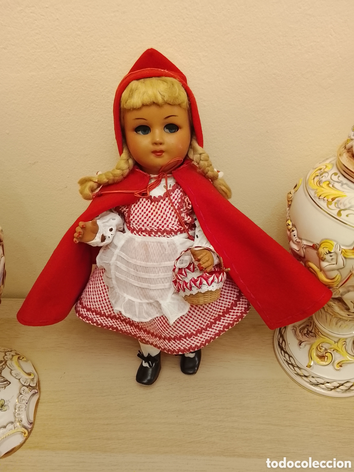 Mu&ntilde;eca espa&ntilde;ola clasica: Antigua y preciosa Caperucita ,de los a&ntilde;os 50 .Est&aacute; perfecta .Ver fotos y leer descripci&oacute;n.