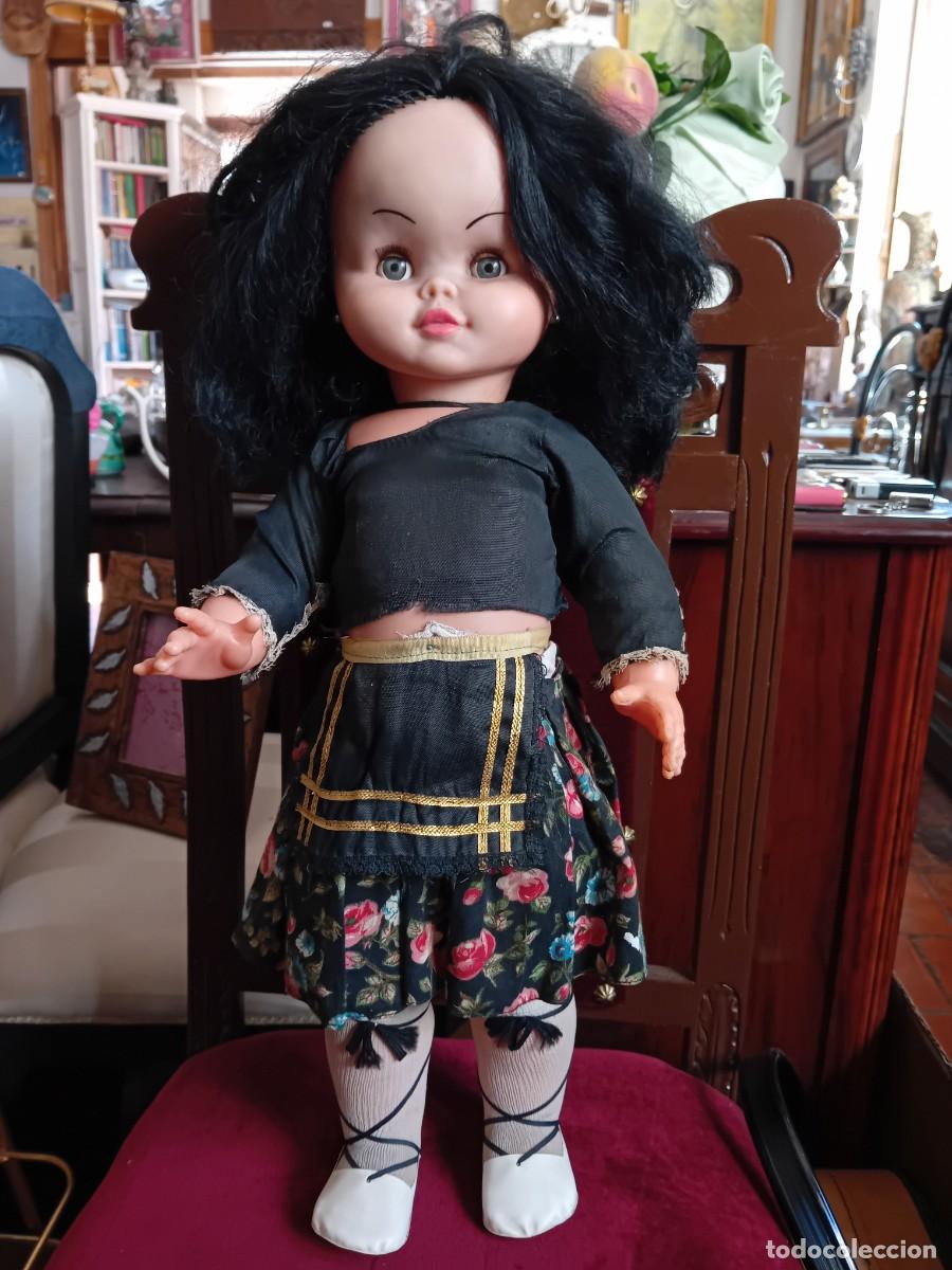 Mu&ntilde;eca espa&ntilde;ola clasica: Mu&ntilde;eca con traje regional de cada de los 60 cabeza de goma y cuerpo de pl&aacute;stico duro