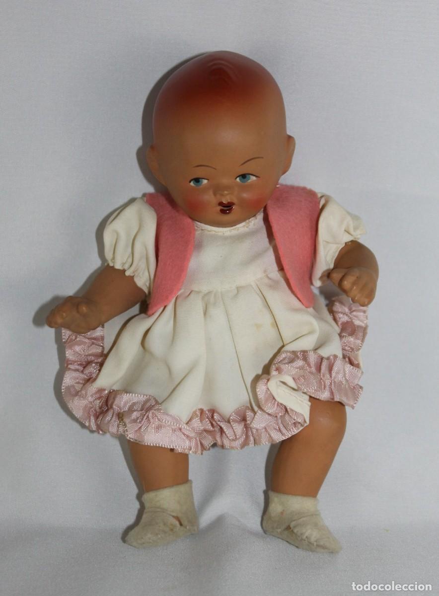 Mu&ntilde;eca espa&ntilde;ola clasica: Beb&eacute; antiguo de terracota con ropa original. Numerado 9.