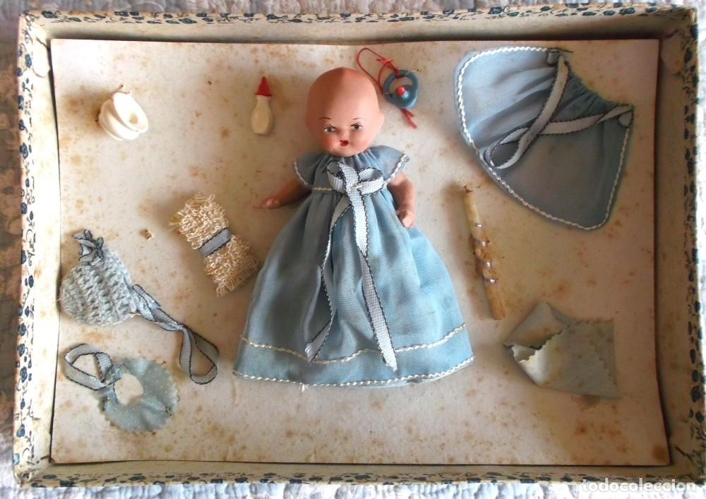Mu&ntilde;eca espa&ntilde;ola clasica: Preciosa caja con beb&eacute; antiguo de piedra con ajuar, todo original