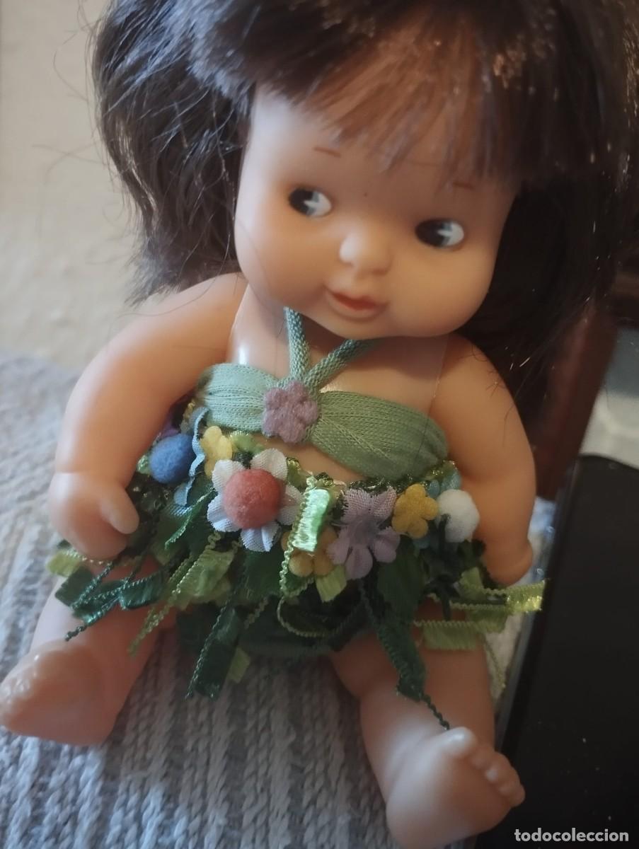Mu&ntilde;eca espa&ntilde;ola clasica: barriguita vestida de hawaiana
