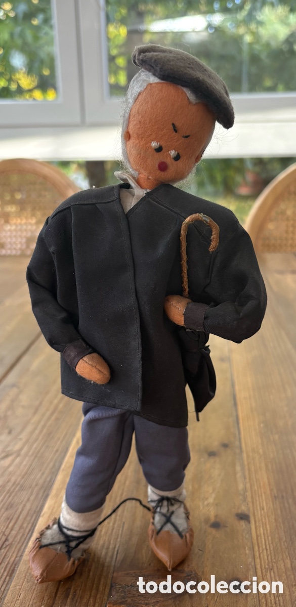 Mu&ntilde;eca espa&ntilde;ola clasica: Antiguo mu&ntilde;eco con traje vasco de fieltro y Alambre, a&ntilde;os 40. todo de origen,