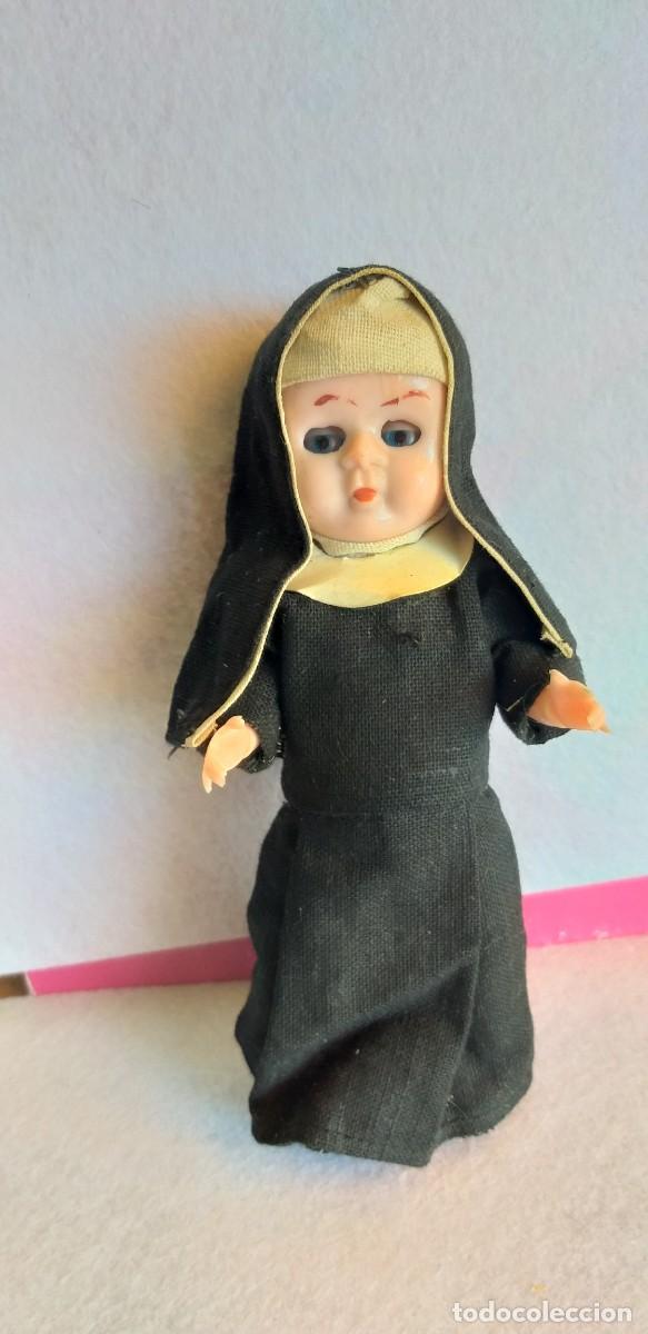 Mu&ntilde;eca espa&ntilde;ola clasica: ANTIGUA MU&Ntilde;ECA VESTIDA DE MONJA DE CELULOIDE O PL&Aacute;STICO ANTIGUO A&Ntilde;OS 50