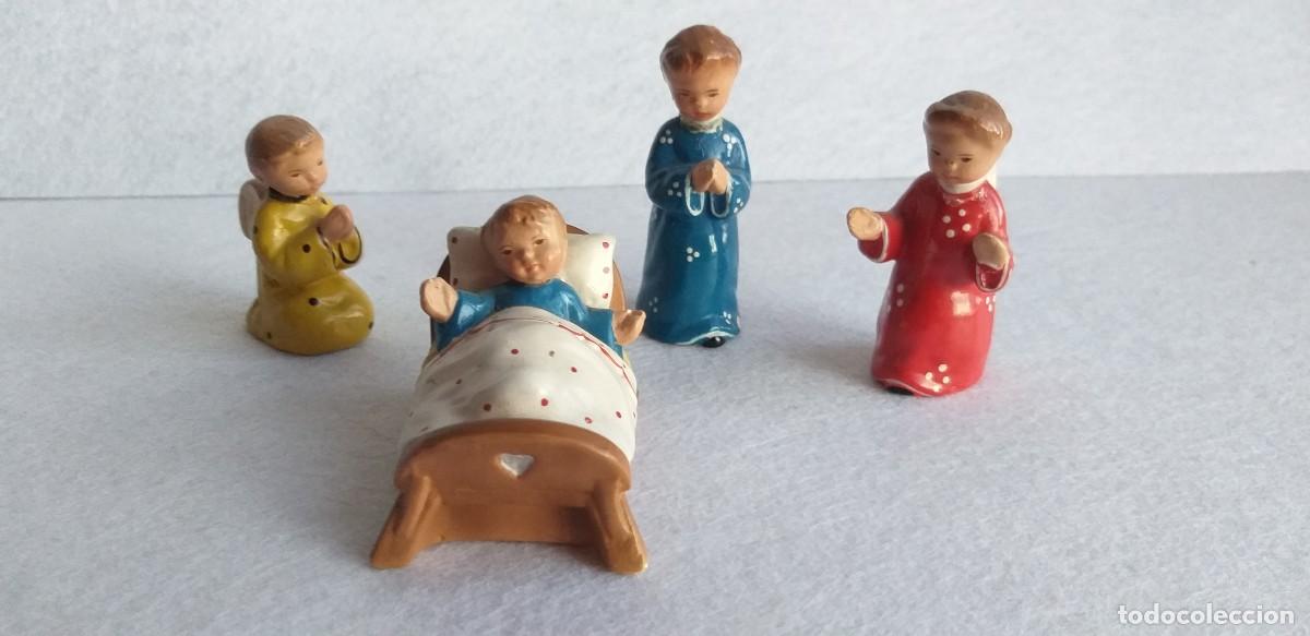 Mu&ntilde;eca espa&ntilde;ola clasica: CONJUNTO DE ANGELITOS ALREDEDOR DE LA CUNA EN TERRACOTA A&Ntilde;OS 50