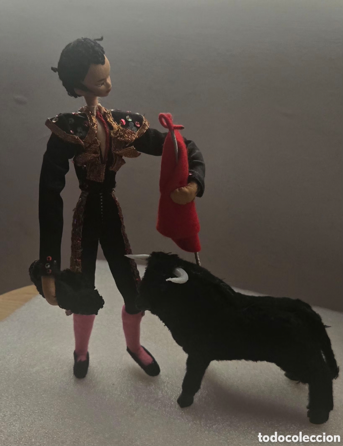Bambola spagnola classica: Torero Rold&aacute;n tela prensada m&aacute;s toro
