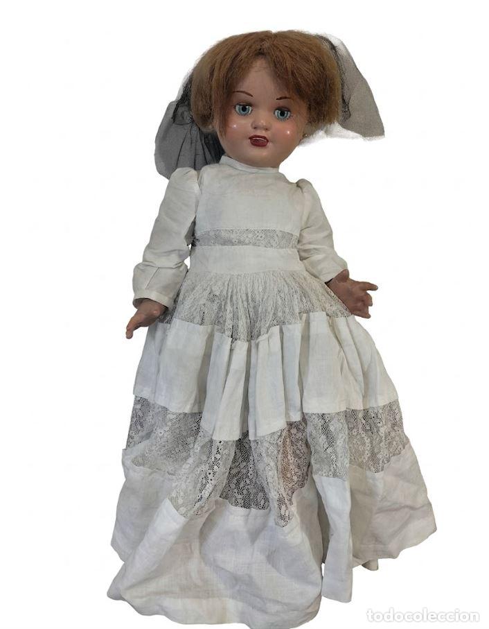 Mu&ntilde;eca espa&ntilde;ola clasica: ANTIGUA MU&Ntilde;ECA CON VESTIDO DE COMUNI&Oacute;N. SIN MARCA. CART&Oacute;N PIEDRA. ESPA&Ntilde;A. C. 1940-1950