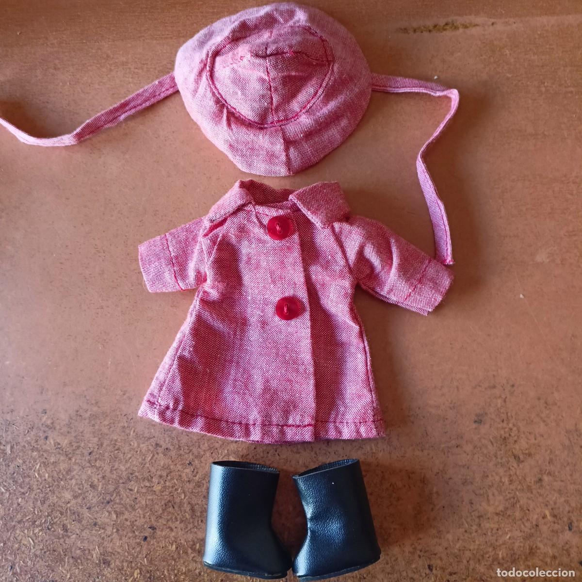 Mu&ntilde;eca Mariquita P&eacute;rez y Juanin: Conjunto mini Mariquita Perez 20 cms. (gabardina. gorro y botas)