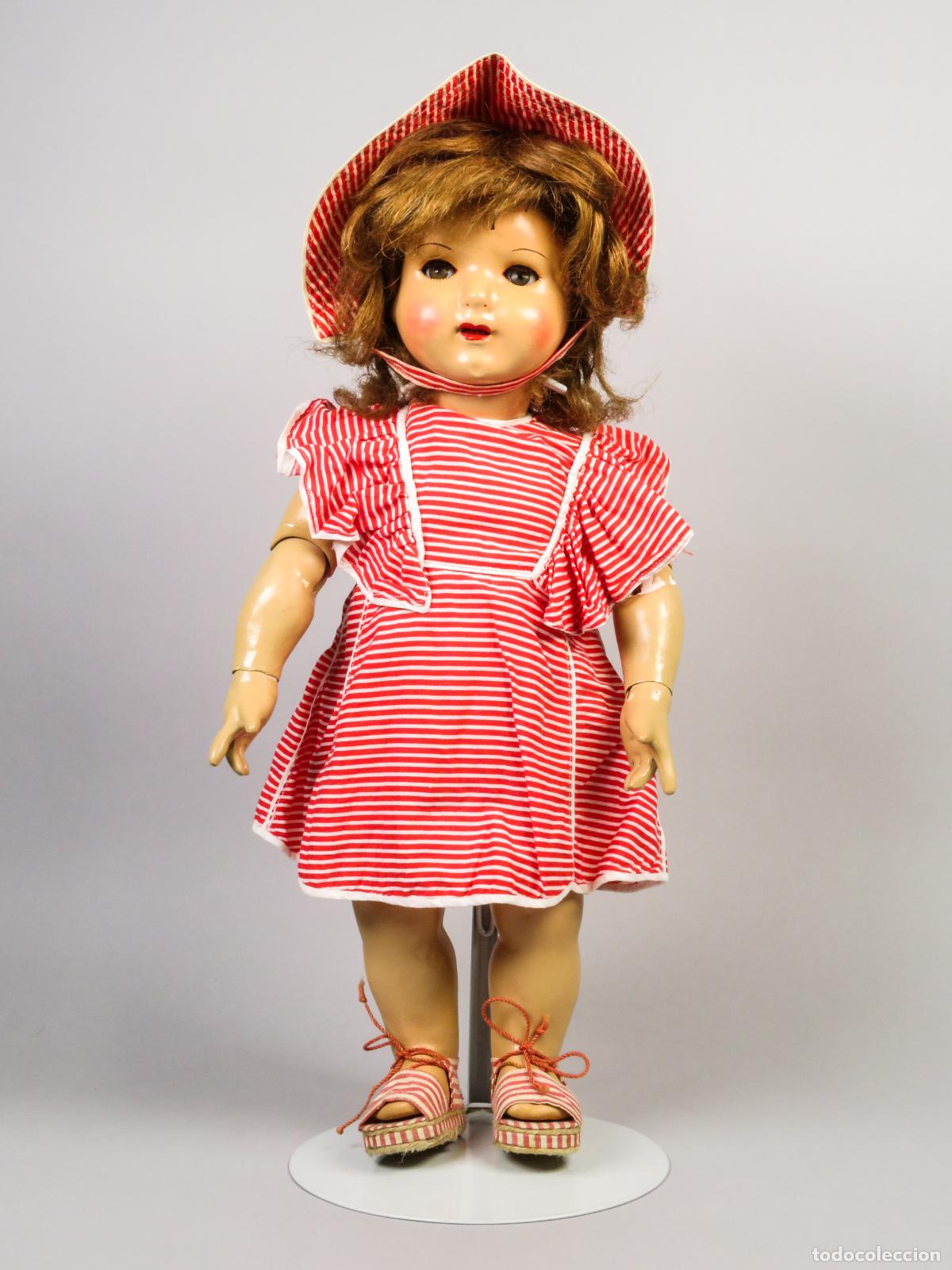 Mu&ntilde;eca Mariquita P&eacute;rez y Juanin: Vestido Mariquita P&eacute;rez con gorro y sandalias esparto rayas rojas blancas a&ntilde;os 40 - 50