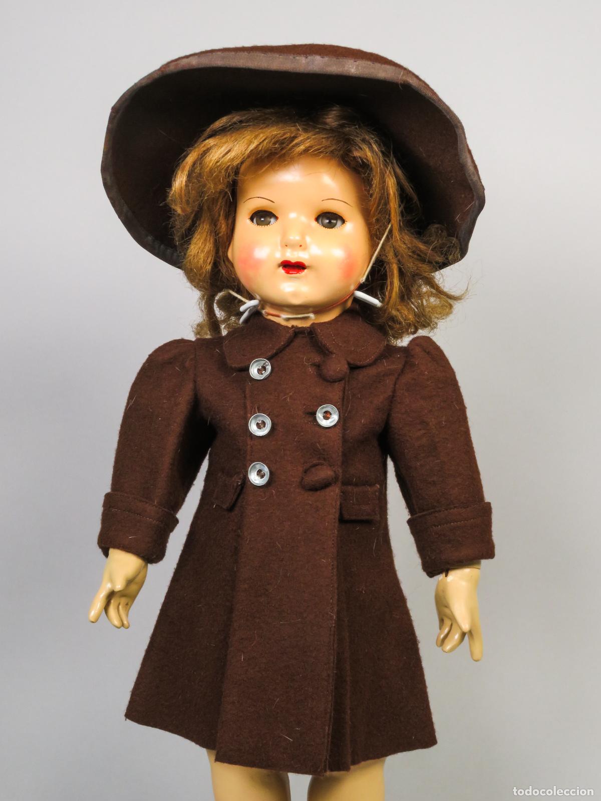 Mu&ntilde;eca Mariquita P&eacute;rez y Juanin: Abrigo pa&ntilde;o con sombrero Mariquita P&eacute;rez color marr&oacute;n a&ntilde;os 40
