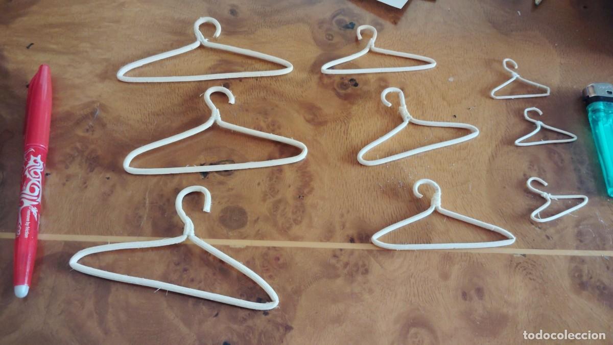 Mu&ntilde;eca Mariquita P&eacute;rez y Juanin: 2 Perchas para la mu&ntilde;eca Mariquita P&eacute;rez