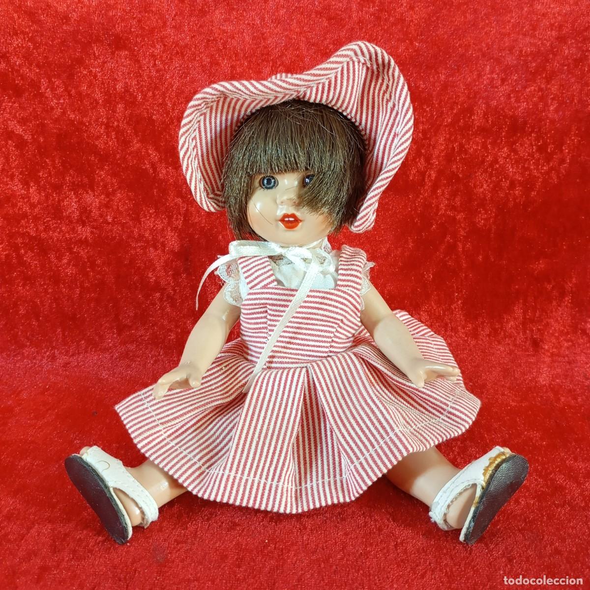Mu&ntilde;eca Mariquita P&eacute;rez y juanin: MU&Ntilde;ECA VINTAGE - MINI MARIQUITA PEREZ - CON SU CONJUNTO DE RAYAS ROJAS Y BLANCAS - 19,5 CM DE ALTO