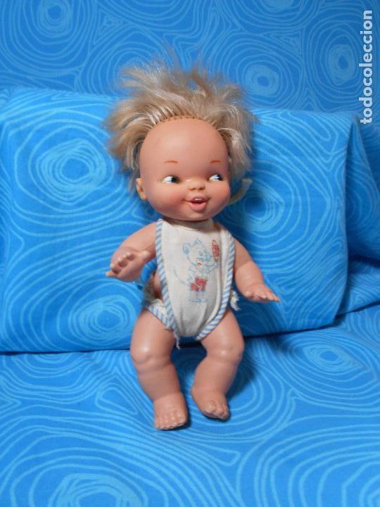Mu&ntilde;ecas Lesly y Barriguitas: MU&Ntilde;ECO FAMOSA DE 19 CM - Foto 1