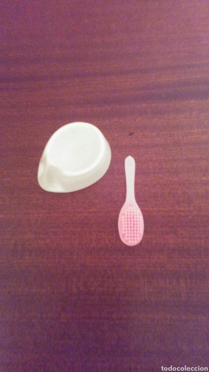 Mu&ntilde;ecas Lesly y Barriguitas: Cepillo del pelo y orinal de Barriguitas . - Foto 1