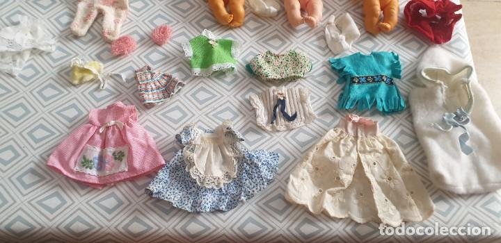 Mu&ntilde;ecas Lesly y Barriguitas: LOTE  BARRIGUITAS A&Ntilde;OS 70 CON ROPA Y COMPLEMENTOS. - Foto 3
