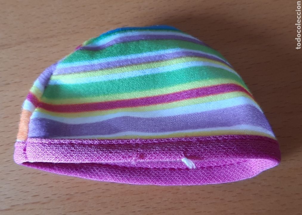 Mu&ntilde;ecas Lesly y Barriguitas: Ropa Barriguitas - Gorro de rayas - Foto 1