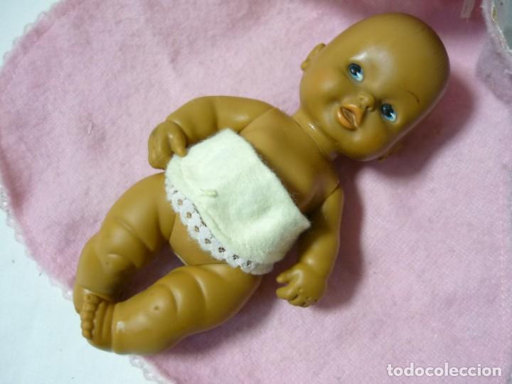 Mu&ntilde;ecas Lesly y Barriguitas: Bebe negrito de barriguitas con manta con capucha - Foto 2