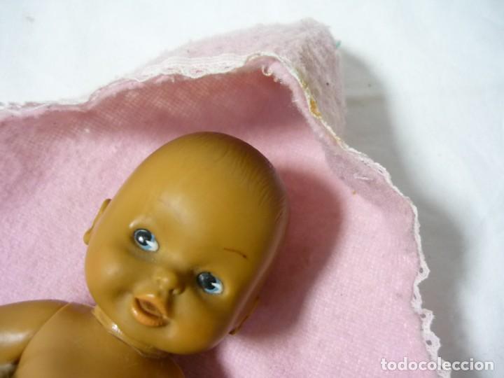 Mu&ntilde;ecas Lesly y Barriguitas: Bebe negrito de barriguitas con manta con capucha - Foto 3