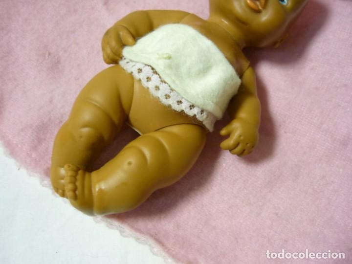 Mu&ntilde;ecas Lesly y Barriguitas: Bebe negrito de barriguitas con manta con capucha - Foto 4