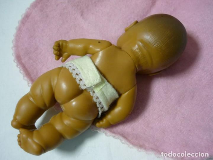 Mu&ntilde;ecas Lesly y Barriguitas: Bebe negrito de barriguitas con manta con capucha - Foto 6