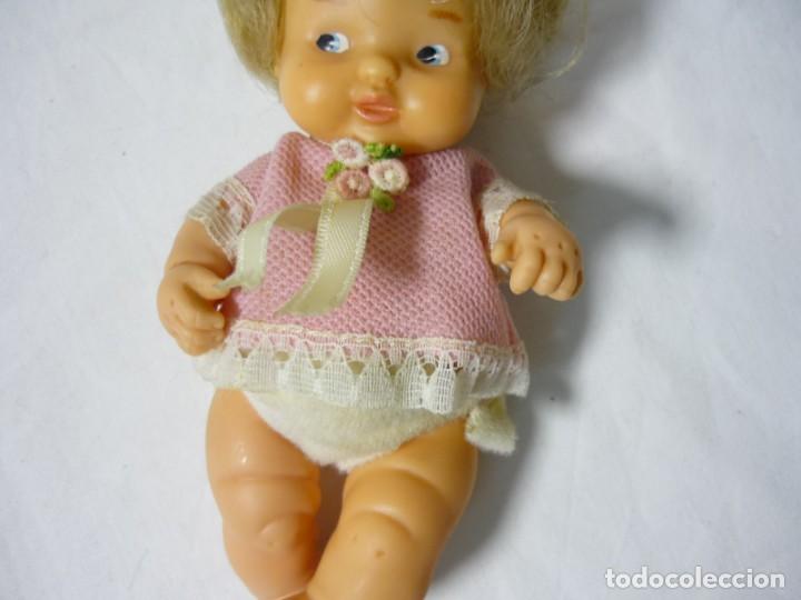 Mu&ntilde;ecas Lesly y Barriguitas: Bebe negrito de barriguitas con manta con capucha - Foto 10