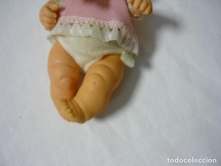 Mu&ntilde;ecas Lesly y Barriguitas: Bebe negrito de barriguitas con manta con capucha - Foto 11