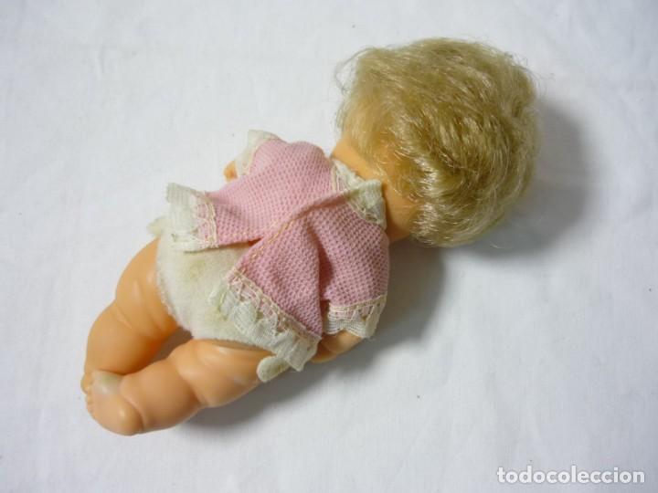 Mu&ntilde;ecas Lesly y Barriguitas: Bebe negrito de barriguitas con manta con capucha - Foto 12