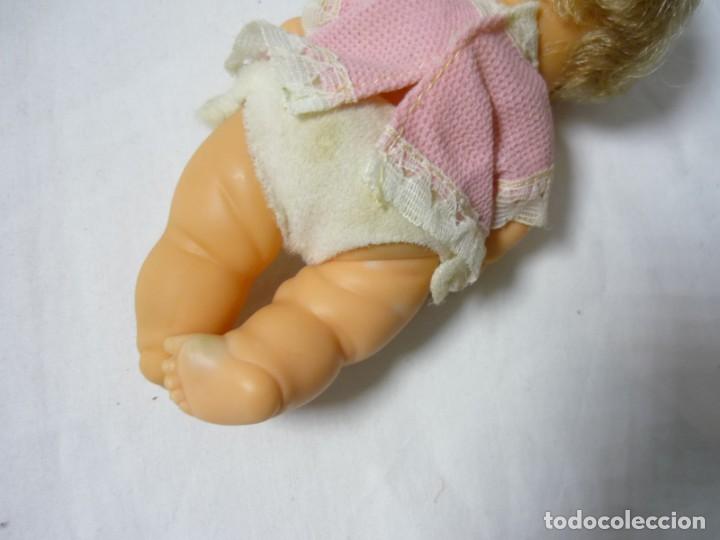 Mu&ntilde;ecas Lesly y Barriguitas: Bebe negrito de barriguitas con manta con capucha - Foto 13