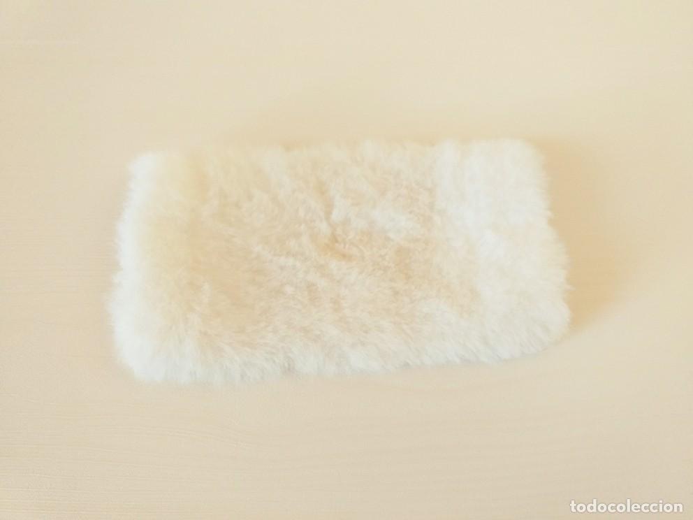 Bambole Lesly e Barriguitas: Alfombra manta pelo blanco para Barriguitas alfombrilla