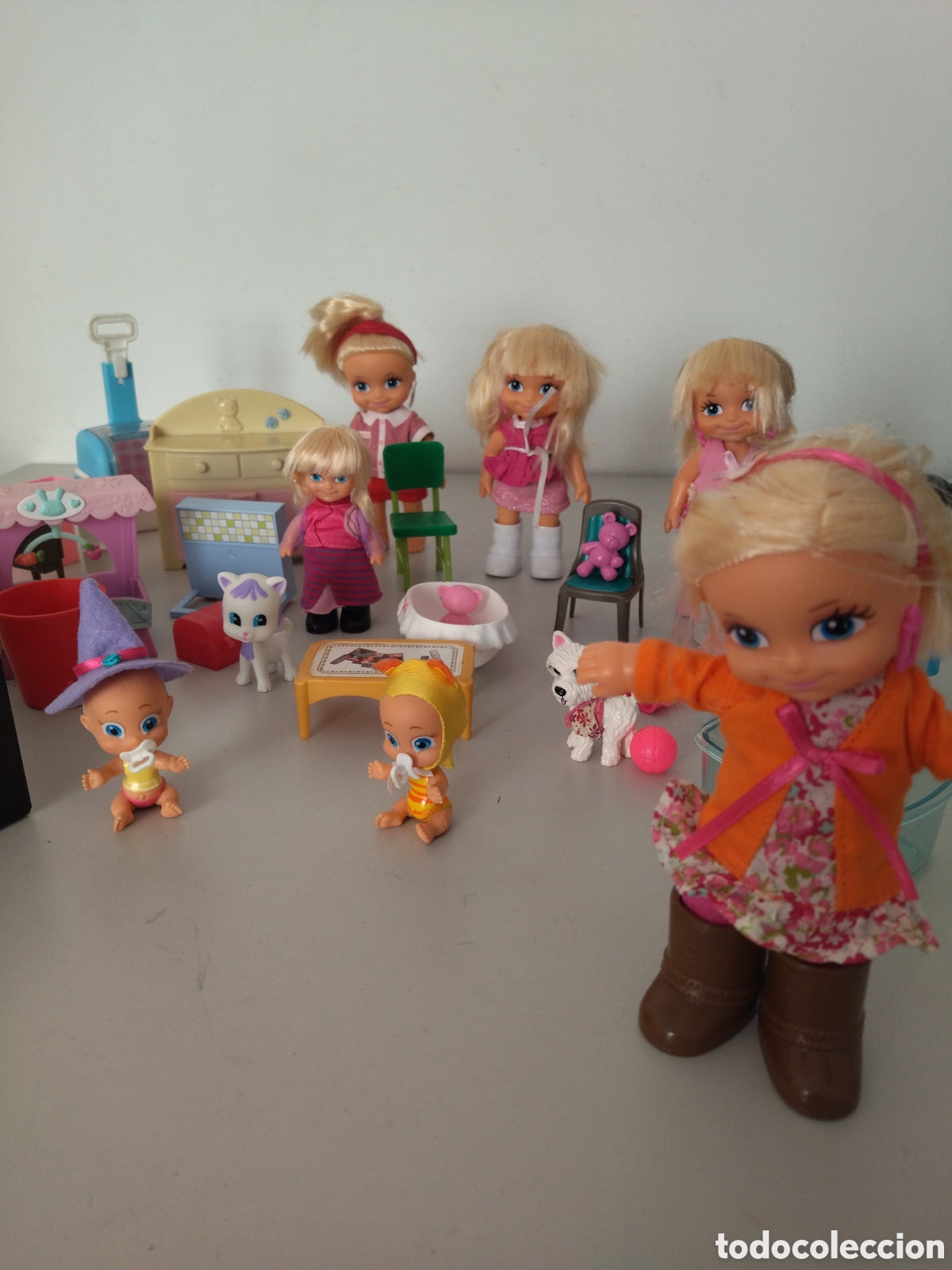 Mu&ntilde;ecas Lesly y Barriguitas: Mu&ntilde;ecas famosa barriguitas lote con complementos variados - Foto 1