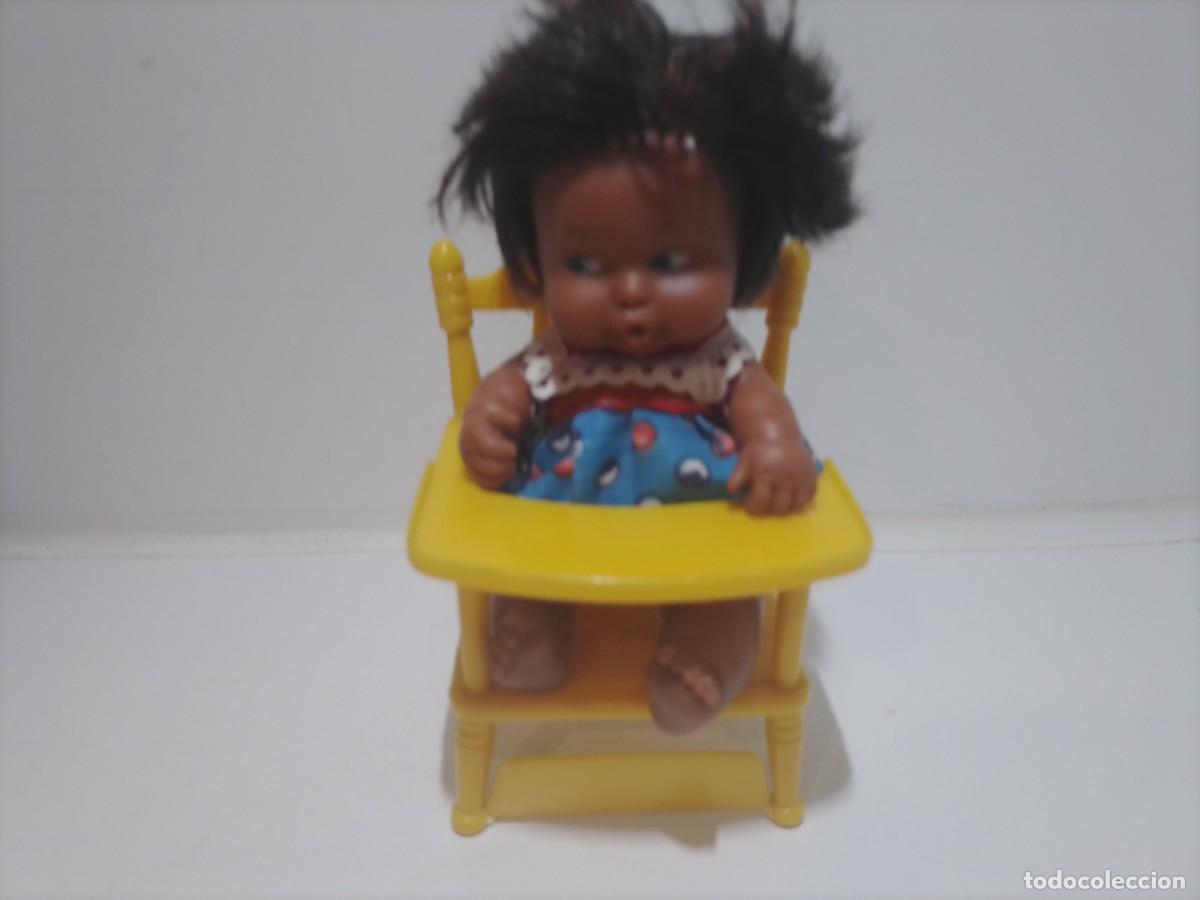 Mu&ntilde;ecas Lesly y Barriguitas: mu&ntilde;eca barriguitas negra con trona - Foto 1