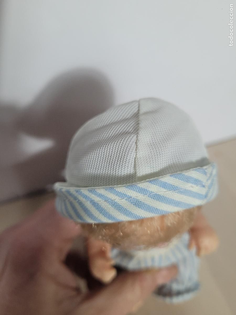 Mu&ntilde;ecas Lesly y Barriguitas: mu&ntilde;eca barriguitas con peto rayas y gorro - Foto 3