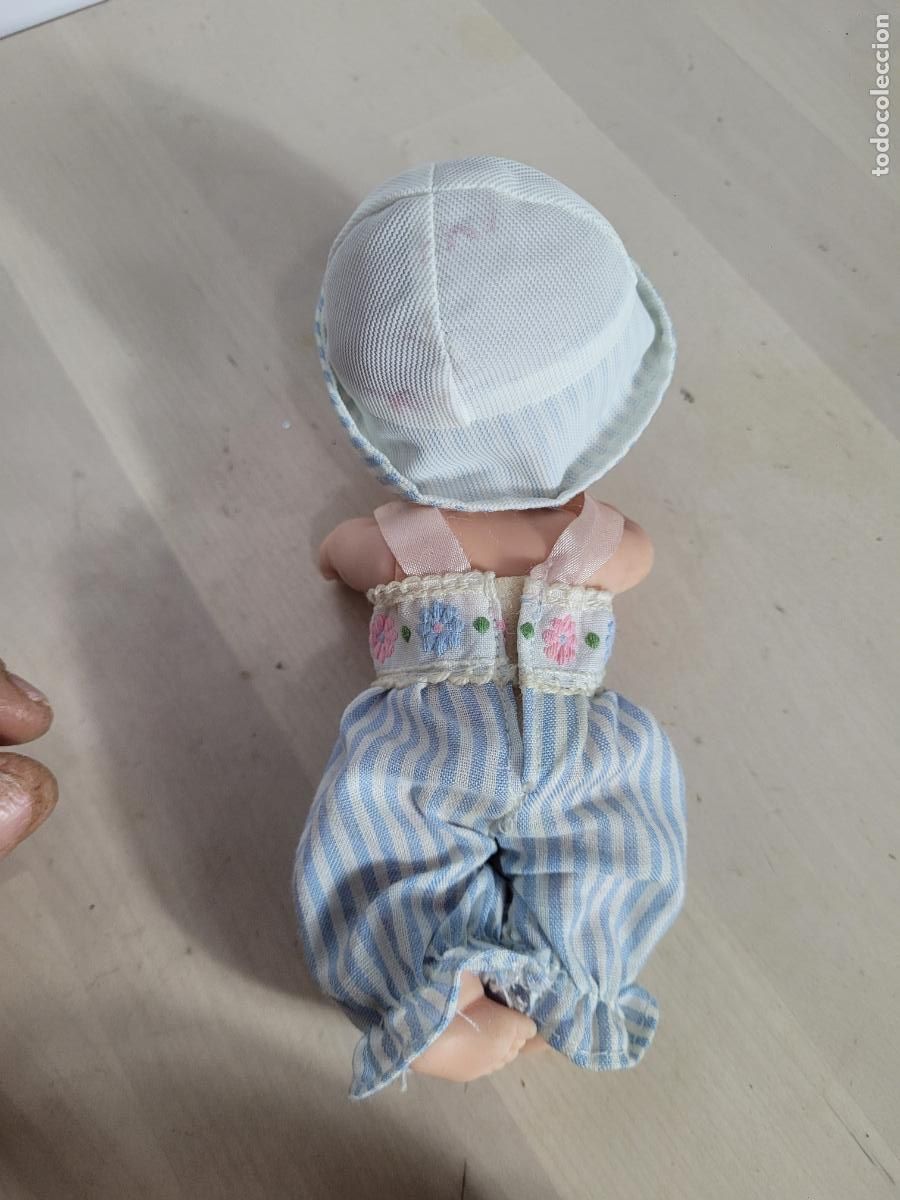 Mu&ntilde;ecas Lesly y Barriguitas: mu&ntilde;eca barriguitas con peto rayas y gorro - Foto 4