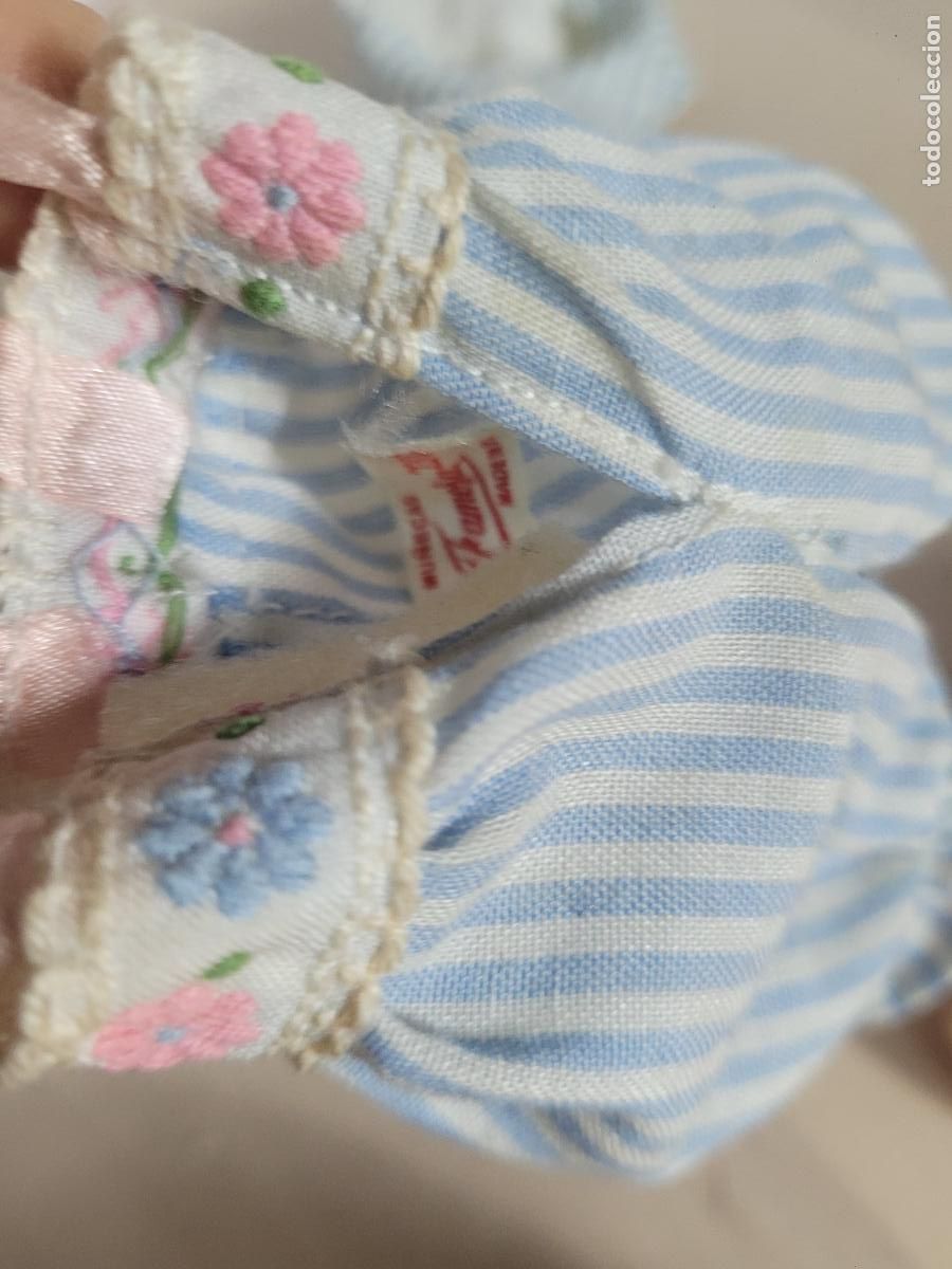 Mu&ntilde;ecas Lesly y Barriguitas: mu&ntilde;eca barriguitas con peto rayas y gorro - Foto 6