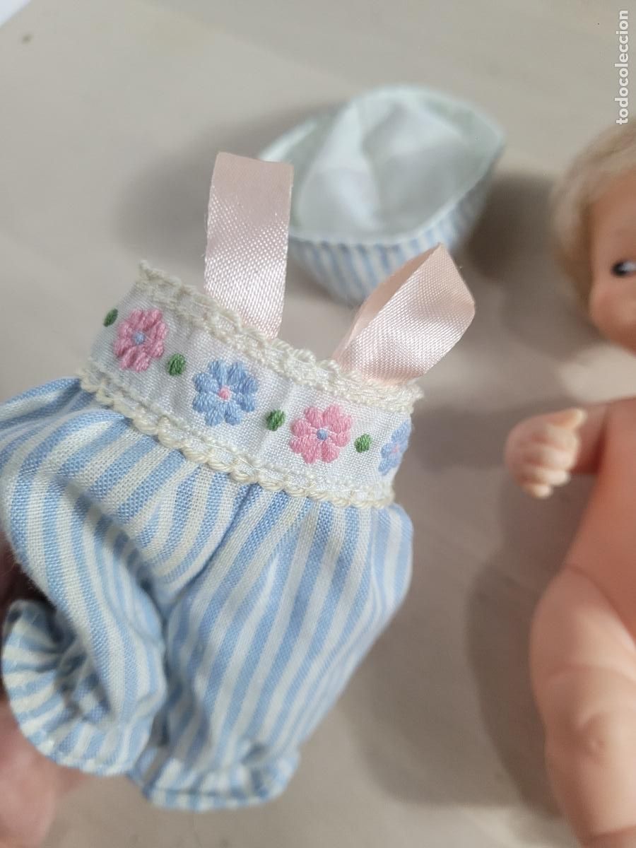 Mu&ntilde;ecas Lesly y Barriguitas: mu&ntilde;eca barriguitas con peto rayas y gorro - Foto 8