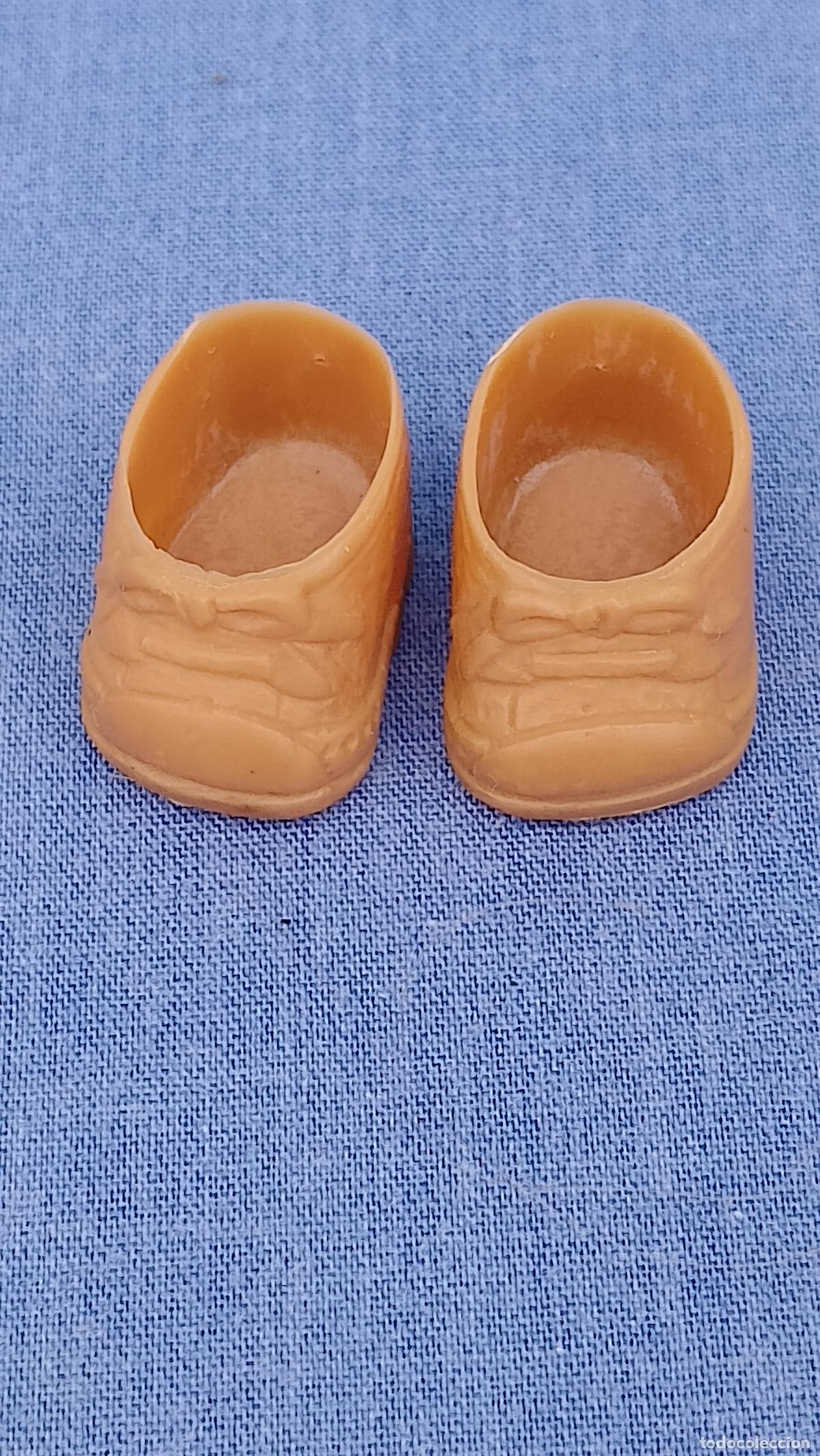 Mu&ntilde;ecas Lesly y Barriguitas: Par de zapatos botas de Famosa v&aacute;lidas para Barriguitas