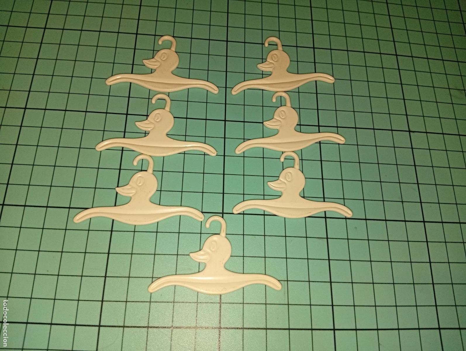 Mu&ntilde;ecas Lesly y Barriguitas: Lote de perchas blancas Barriguitas