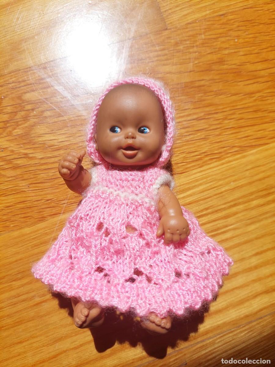 Mu&ntilde;ecas Lesly y Barriguitas: Barriguita de color con gorrito, vestido y braguita a conjunto
