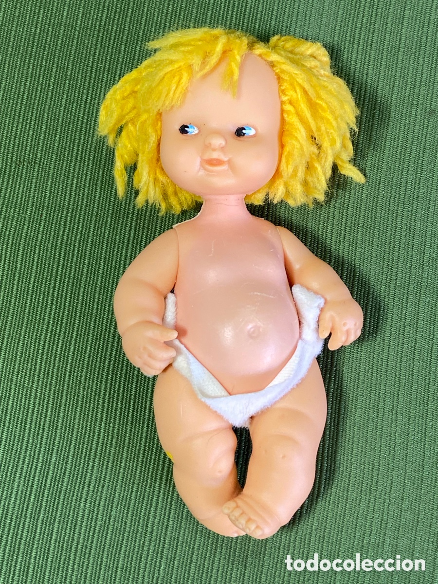 Mu&ntilde;ecas Lesly y Barriguitas: Mu&ntilde;eca barriguitas. Pelo de lana amarillo.