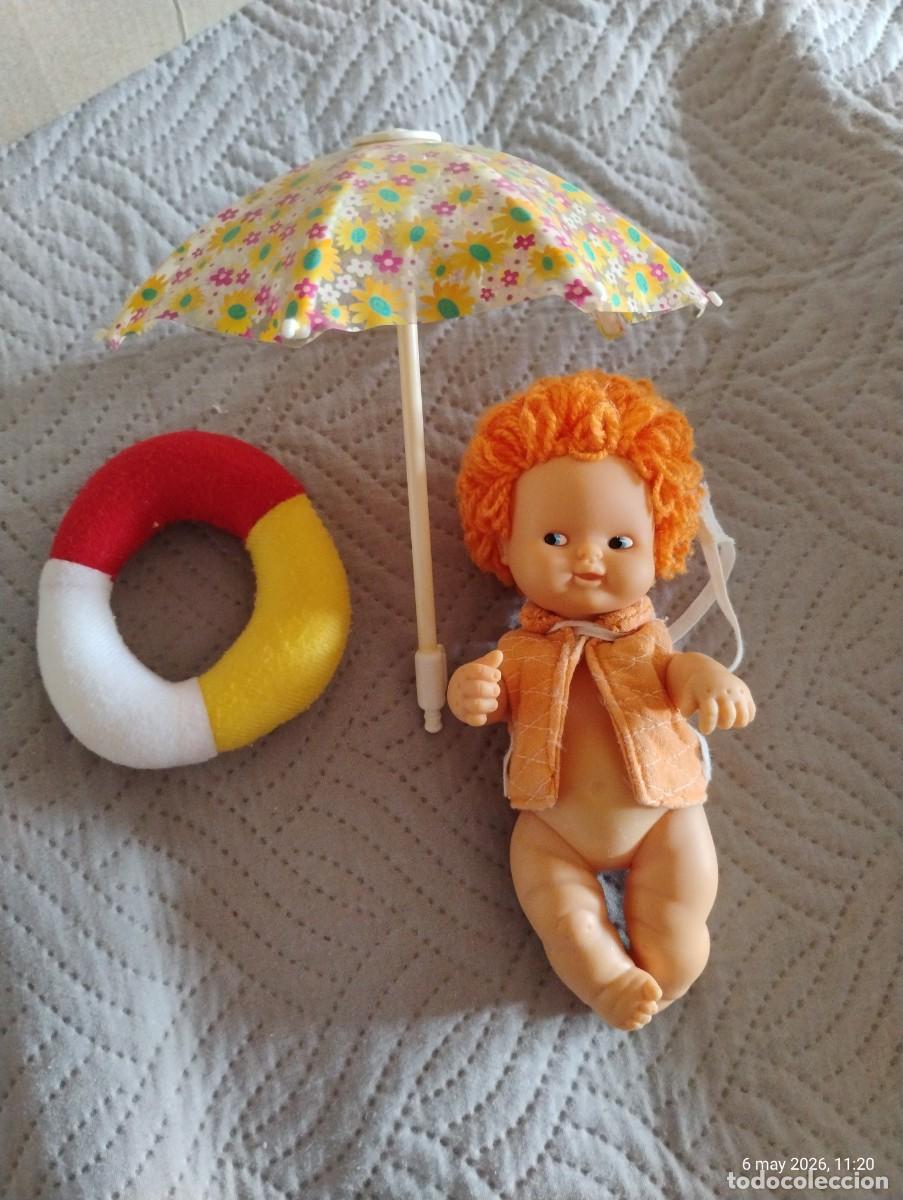 Mu&ntilde;ecas Lesly y Barriguitas: Barriguitas color&iacute;n con chaleco original, sombrilla y flotador a juego