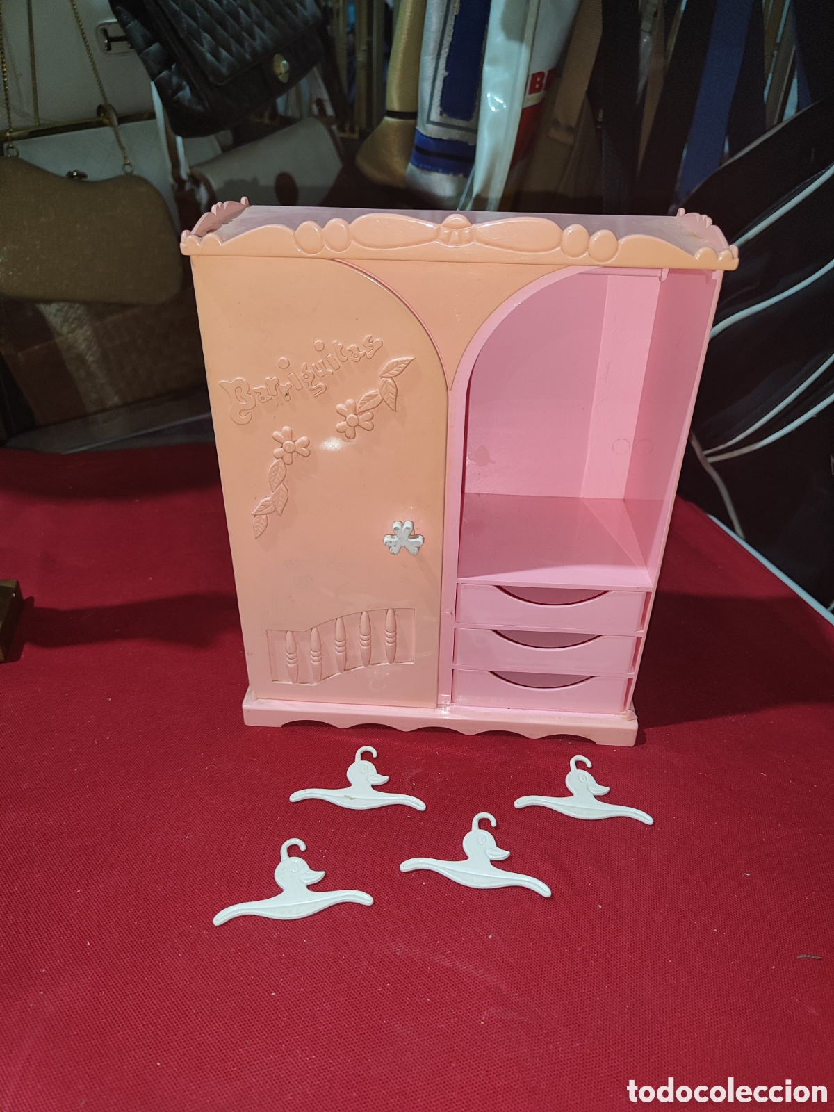 Mu&ntilde;ecas Lesly y Barriguitas: Armario para reparar y 4 perchas barriguitas originales
