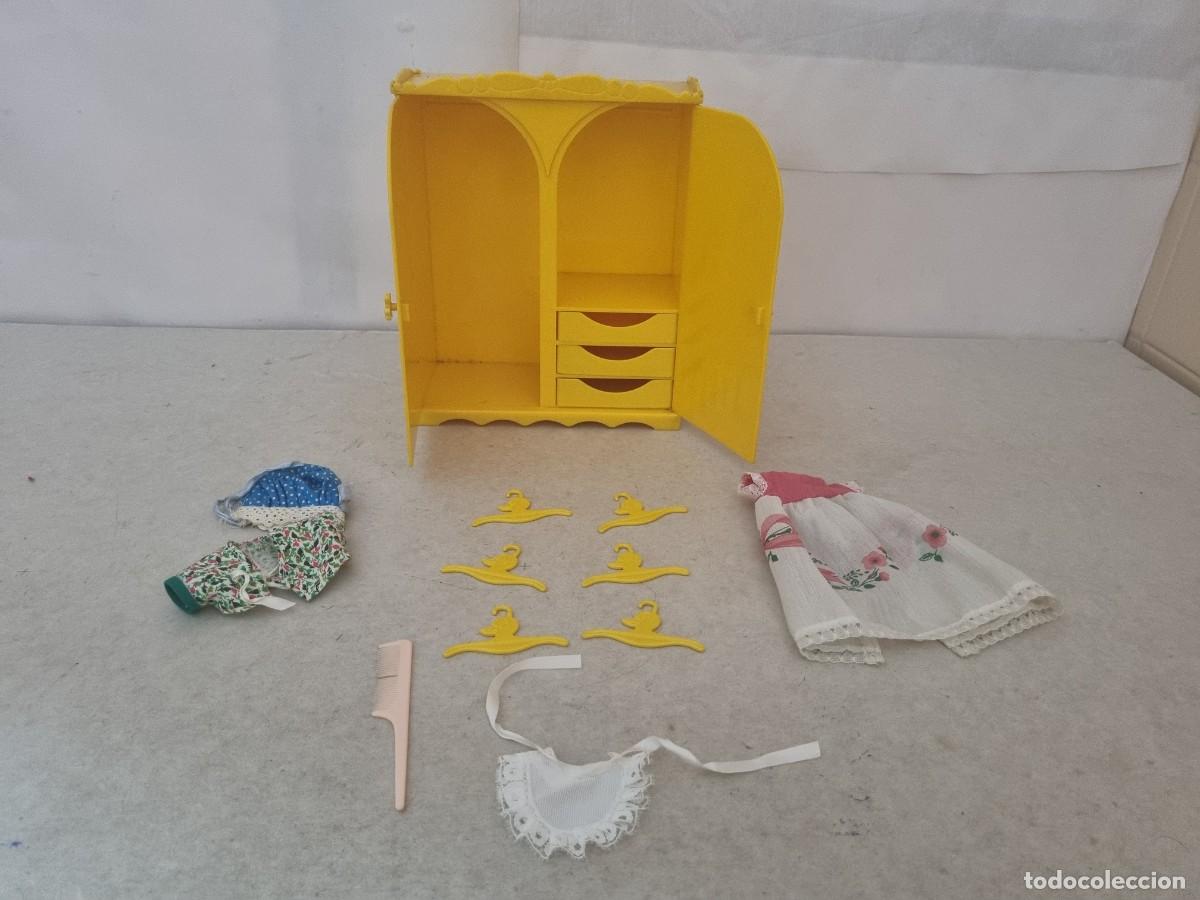 Mu&ntilde;ecas Lesly y Barriguitas: Armario Barriguita con accesorios