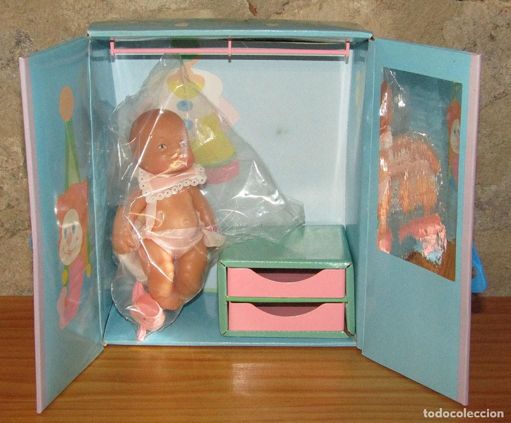 Mu&ntilde;ecas Lesly y Barriguitas: BARRIGUITAS RETO&Ntilde;O: CAJA ARMARIO + MU&Ntilde;ECO + ROPA + ACCESORIOS - FAMOSA - NUEVO, SIN USO