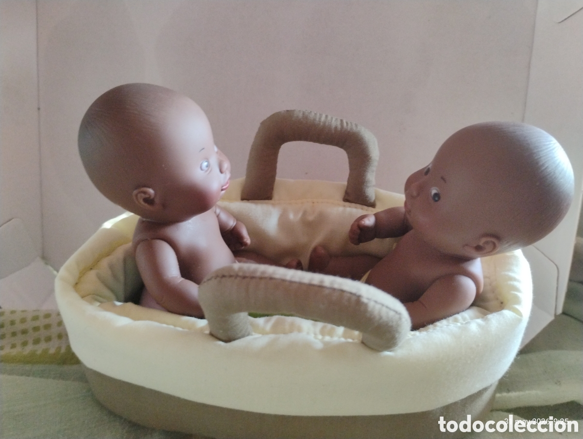 Mu&ntilde;ecas Lesly y Barriguitas: Lote 2 Antiguos Mu&ntilde;ecos Beb&eacute; Goma EDA (Tipo Barriguitas) y Capazo