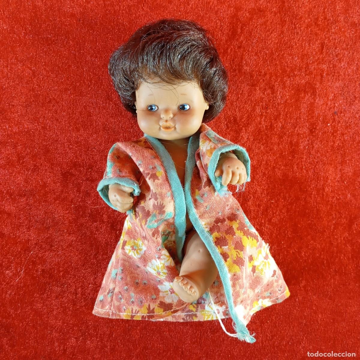 Mu&ntilde;ecas Lesly y Barriguitas: PRECIOSA MU&Ntilde;ECA - BARRIGUITAS - FAMOSA - ALBORNOZ ESTAMPADO DE FLORES - 150 X 70 MM / 5665