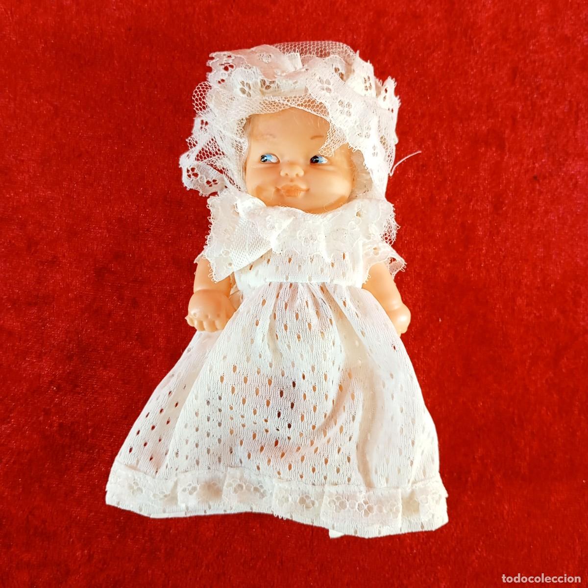 Mu&ntilde;ecas Lesly y Barriguitas: PRECIOSA MU&Ntilde;ECA - BARRIGUITAS - FAMOSA - VESTIDO BLANCO DE BAUTIZO - 140 X 75 MM / 5669