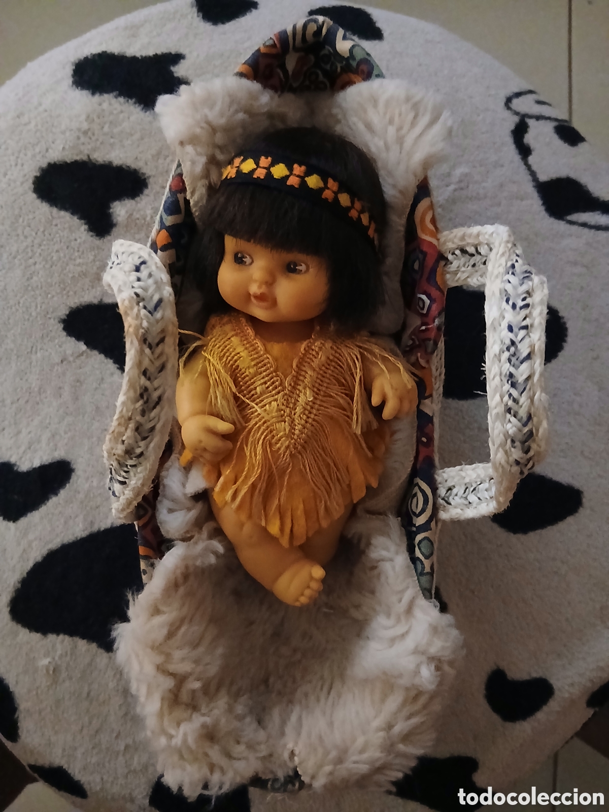 Mu&ntilde;ecas Lesly y Barriguitas: BARRIGUITAS INDIO DE FAMOSA CASACA AMARILLA BRACITO CORTO + CESTITO Y MANTA A&Ntilde;OS 80