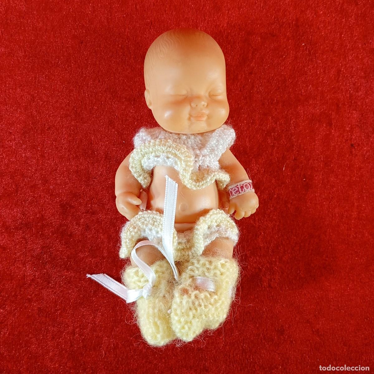 Mu&ntilde;ecas Lesly y Barriguitas: PRECIOSA MU&Ntilde;ECA - BARRIGUITAS - FAMOSA - CONJUNTO DE GANCHILLO TONOS CREMA - 140 X 75 MM / 5747