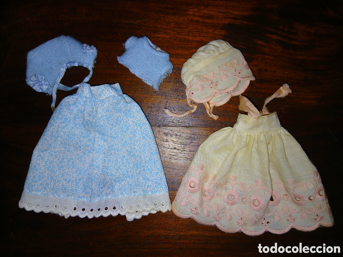 Mu&ntilde;ecas Lesly y Barriguitas: LOTE 2 CONJUNTOS ORIGINALES DE BARRIGUITAS DE FAMOSA: PASEO AZUL Y FALDON MUY DIFICIL BORDADO ROSA